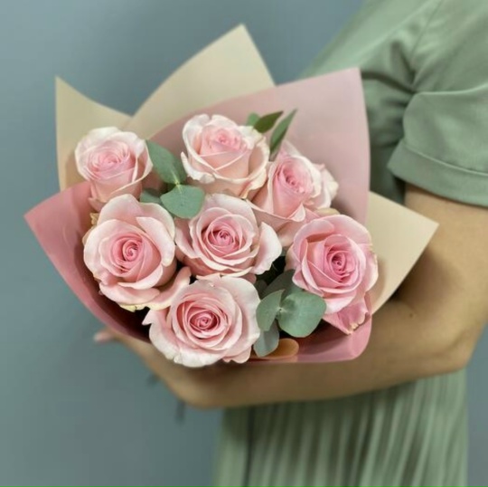 Букет 7 роз с ароматным эвкалиптом