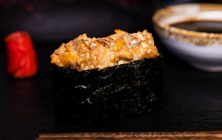 Суши "Спайси угорь"