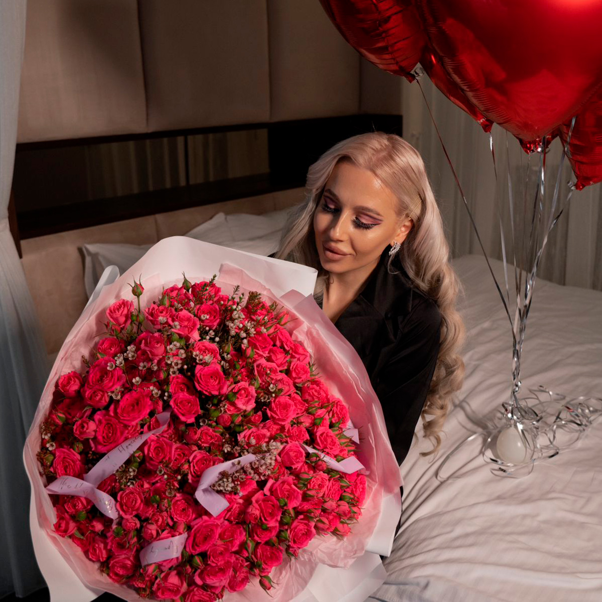 Букет из кустовых роз и хамелациума (предзаказ)