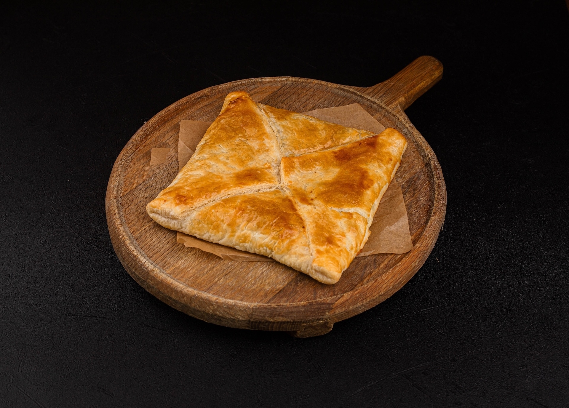 Хачапури из слоеного теста