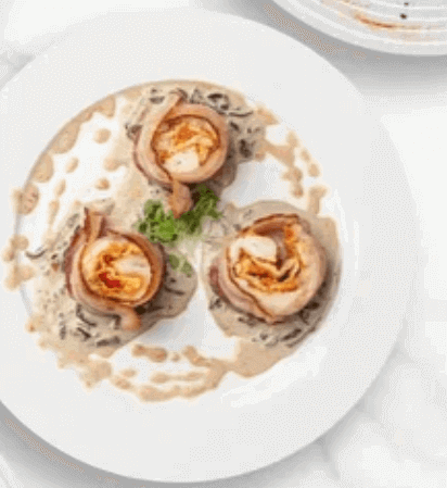 Куриный рулет в беконе с грибным соусом
