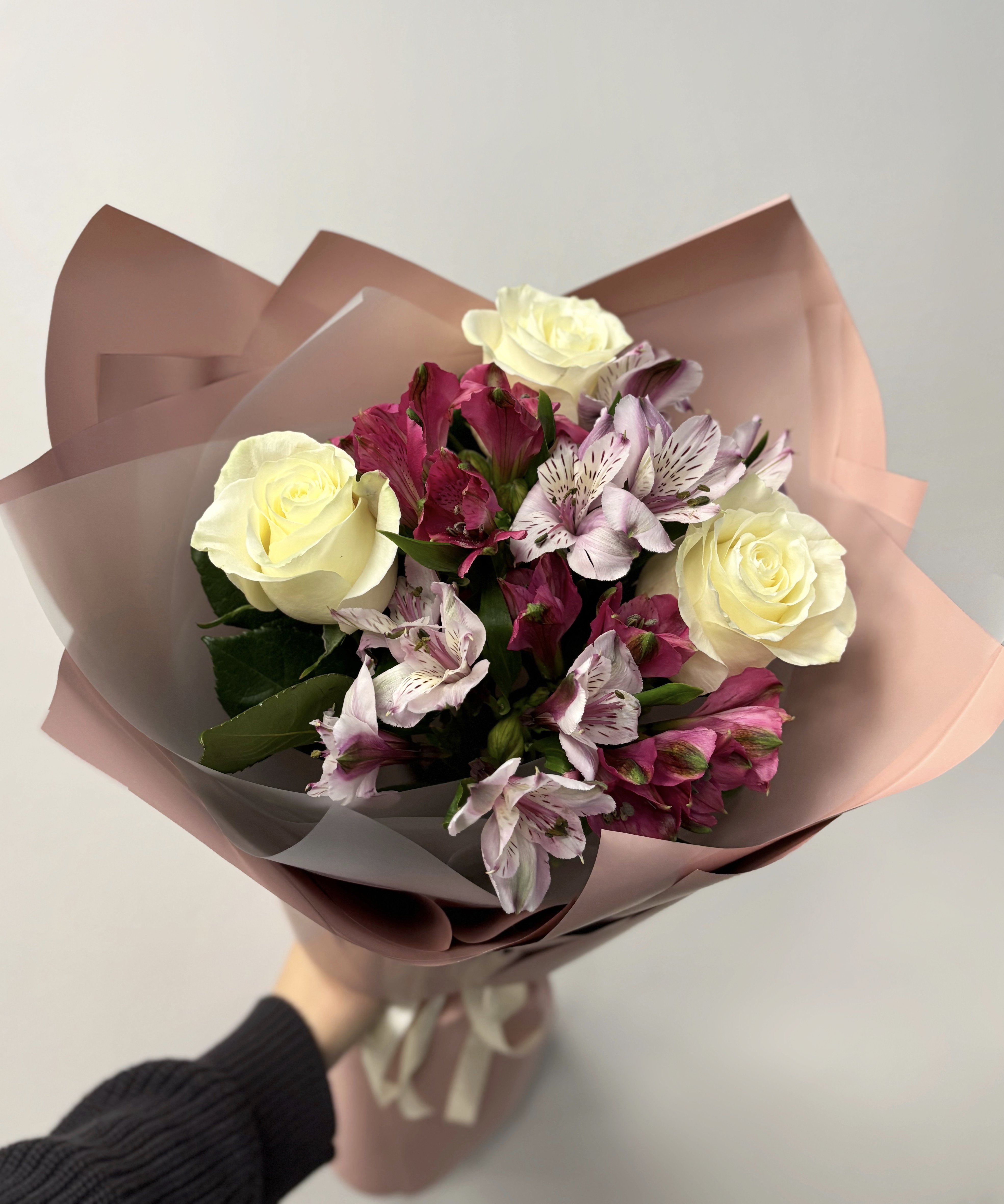 Букет из 3 белых роз Эквадор 50 см и 4 альстромерий микс