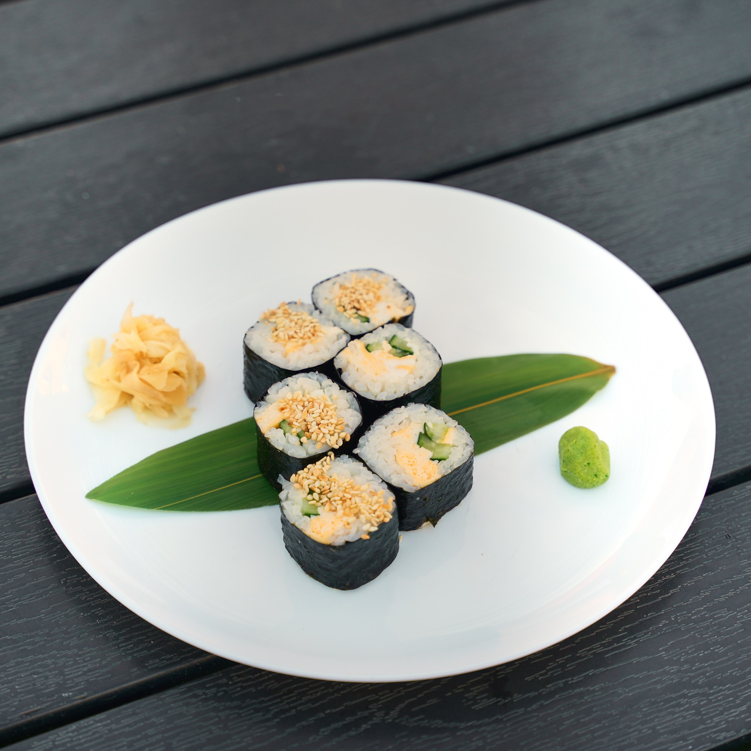 Маки с японским омлетом