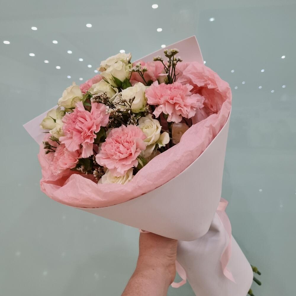 Букет «Клубничный десерт» из диантусов и кустовых роз (сноу)