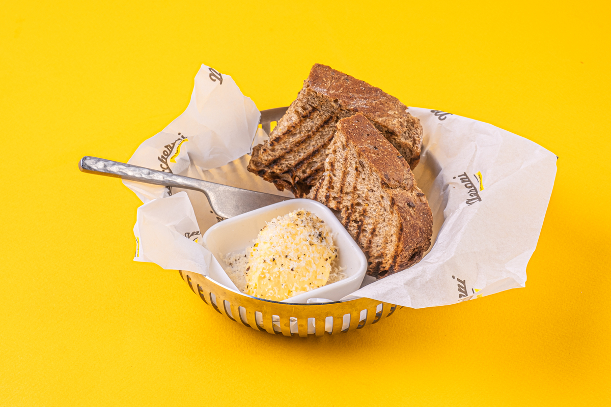 Хлеб со сливочным маслом и пармезаном