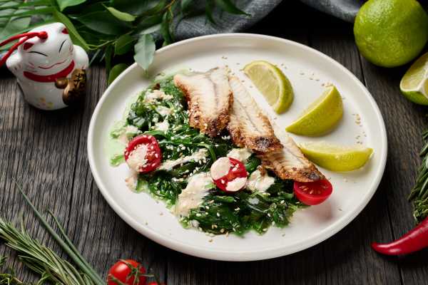 Салат с водорослями чука и угрем