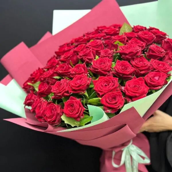 Букет из 51 красной розы в двухцветной уникальной пышной упаковке