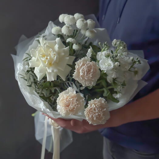 Букет из белых цветов с французской розой и кустовой маттиолой