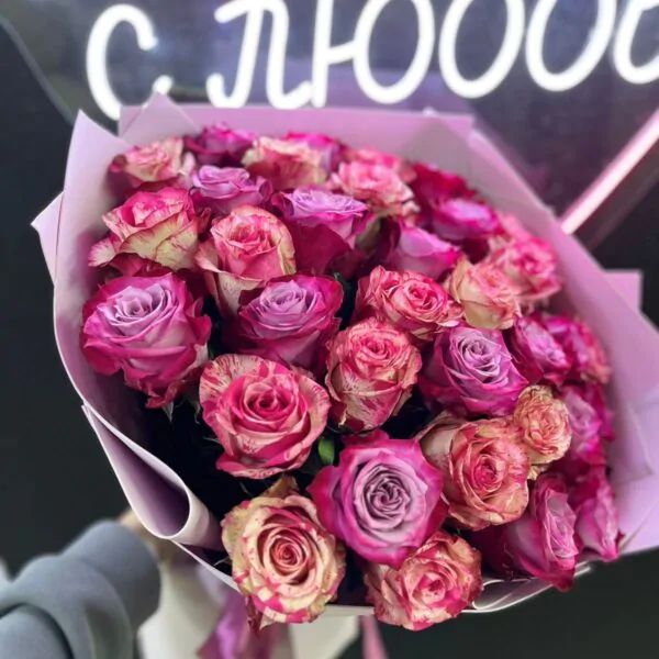 Букет из 35 роз микс розовых и сиреневых с кайомкой в нежном фоамиране