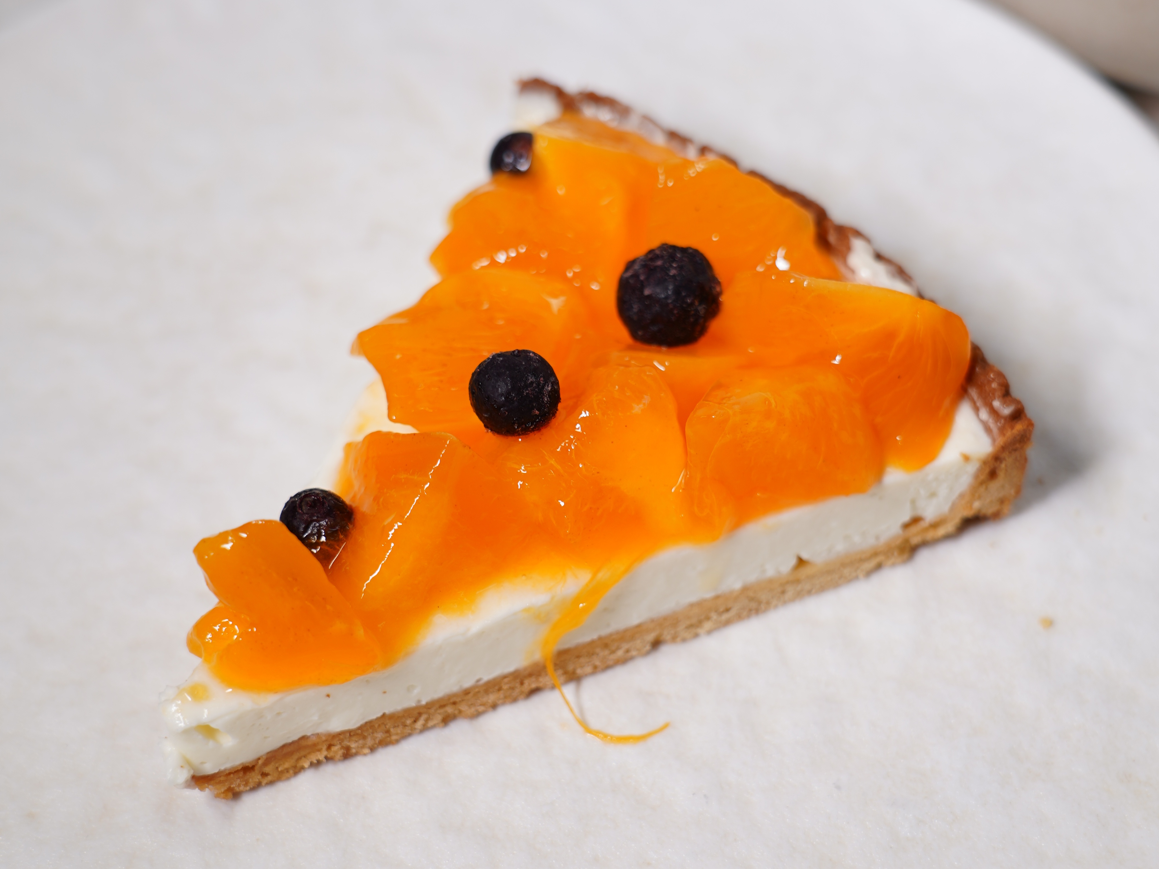 Тарт с хурмой и черной смородиной