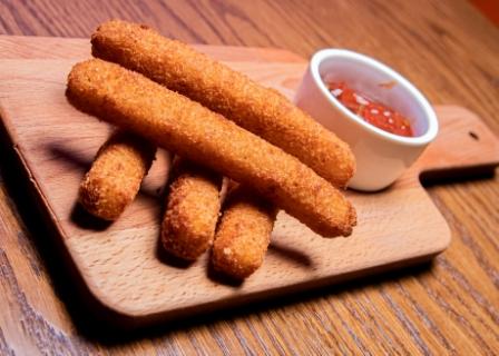 Сырные палочки с соусом Сальса