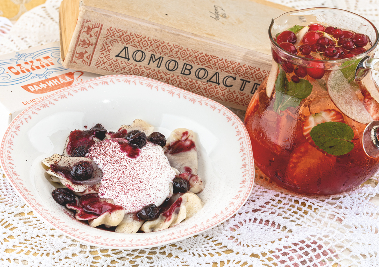 Вареники с вишней, со сметаной
