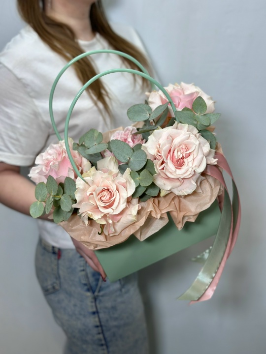 Сумочка с французскими розами и эвкалиптом