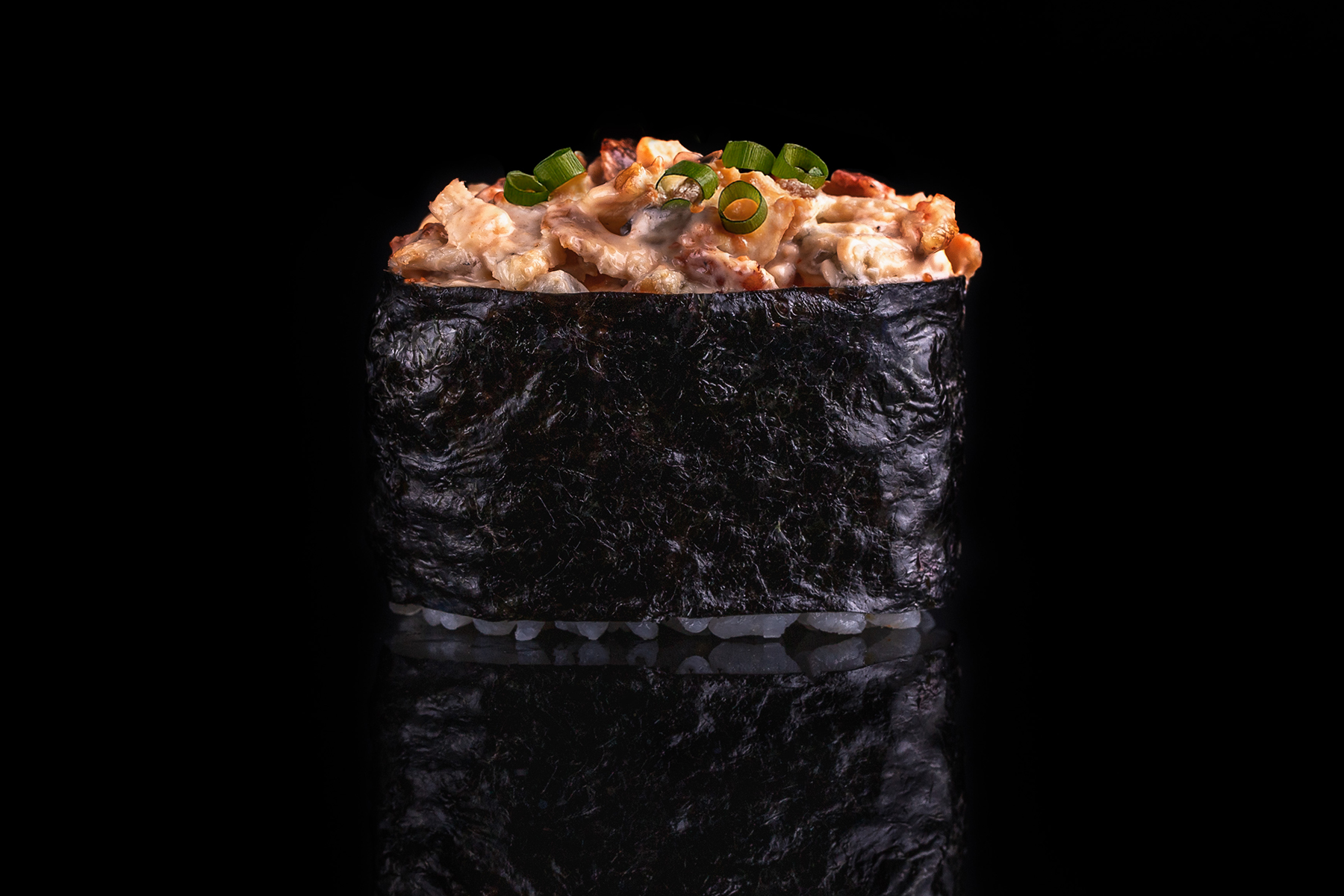 Острые суши с угрем и луком сибулет