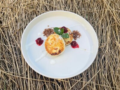 Шоколадный кекс с натуральным шоколадом, фрукты