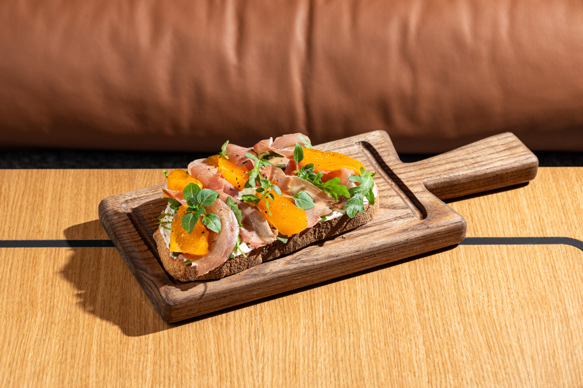 Брускетта пармская ветчина, страчателла, хурма