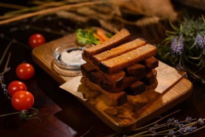 Гренки чесночные с чесночным соусом