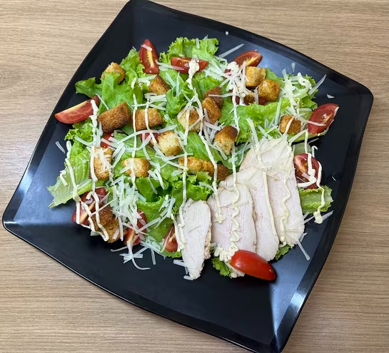 Салат "Цезарь с курицей".