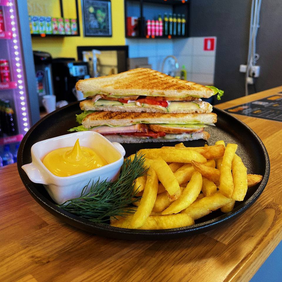 Комбо 5 - Сэндвич, картофель фри, соус