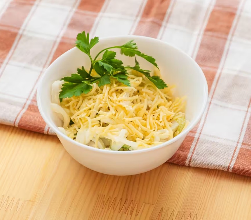 Салат с кальмаром и огурцом