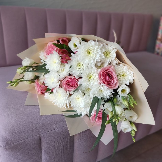 Букет с розами ,хризантемй и эустомой