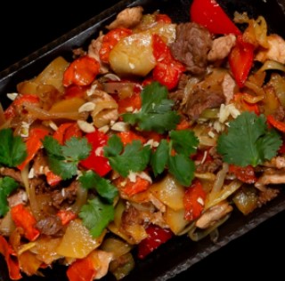 Жарёха с тремя видами мяса и овощами