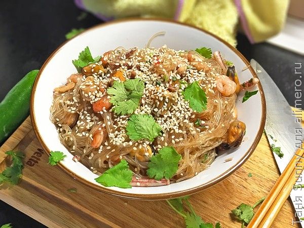 Фунчоза с морепродуктами и овощами