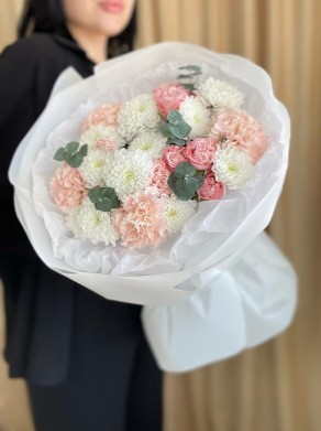 Букет из хризантемы и кустовой пионовидной розы