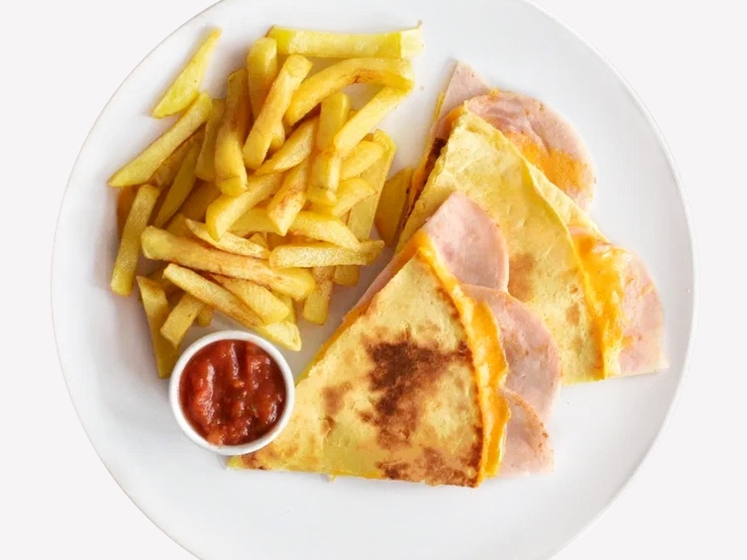 Кесадилья с ветчиной и картофелем фри