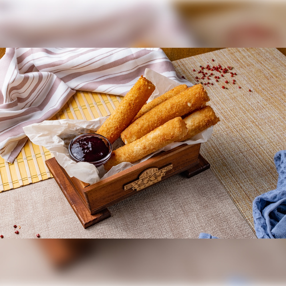 Сырные палочки с соусом черная смородина