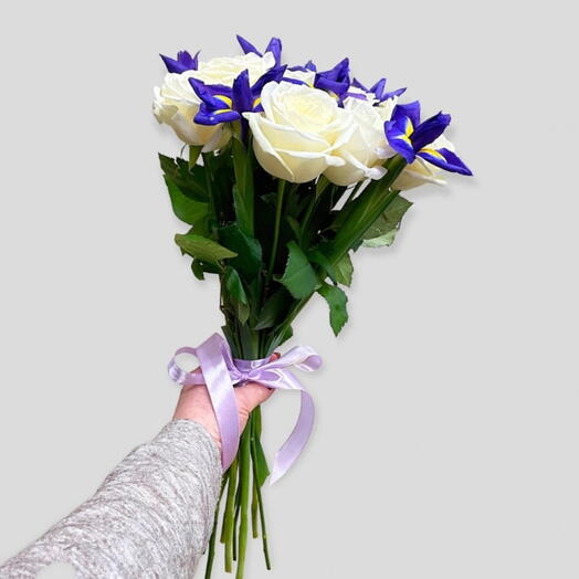 Розы с ирисами под ленту