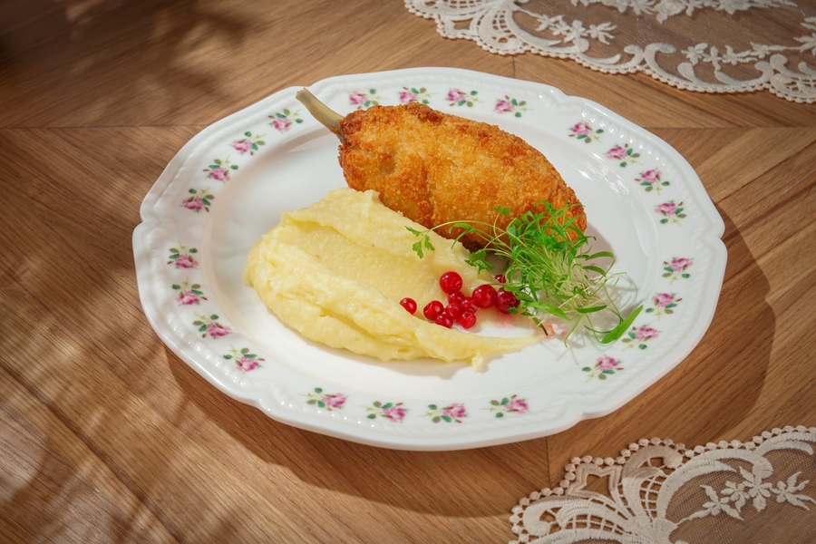 Котлета по-киевски с картофельным пюре