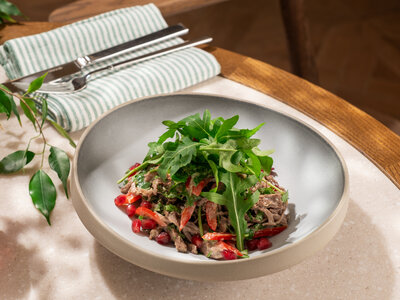 Салат из рваной говядины под соусом Аджика