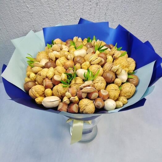 Ореховый мужской букет диаметром 25см