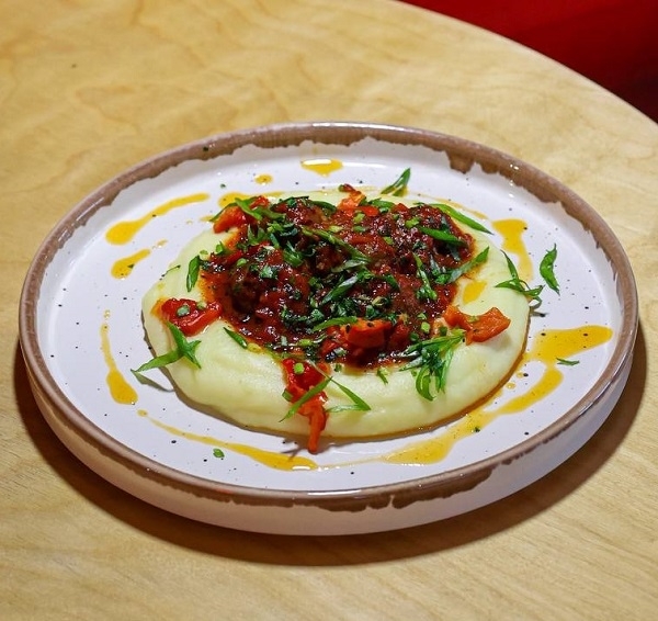 Польпетте из телятины с картофельным пюре и томатами