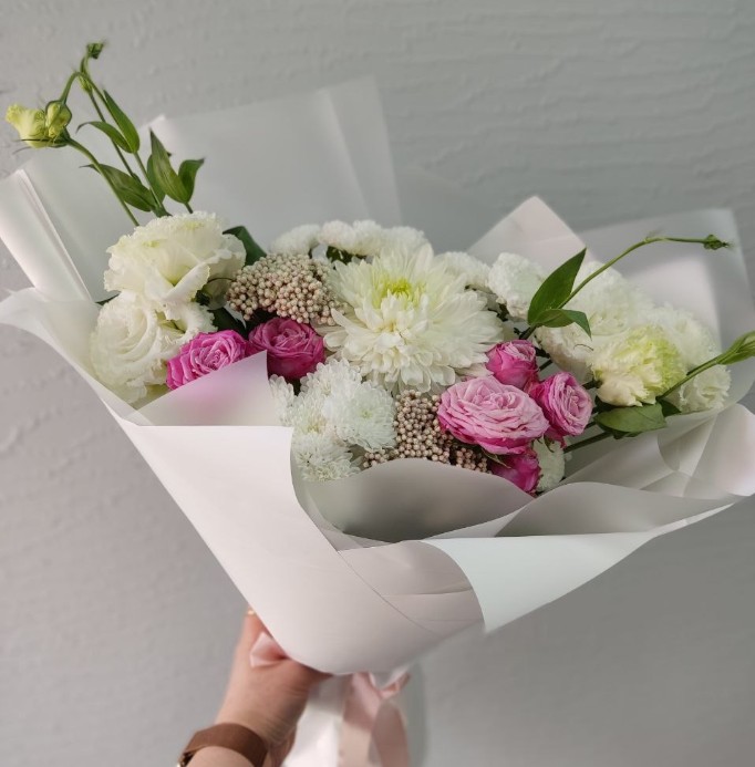 Букет с эустомой,хризантемой и розами