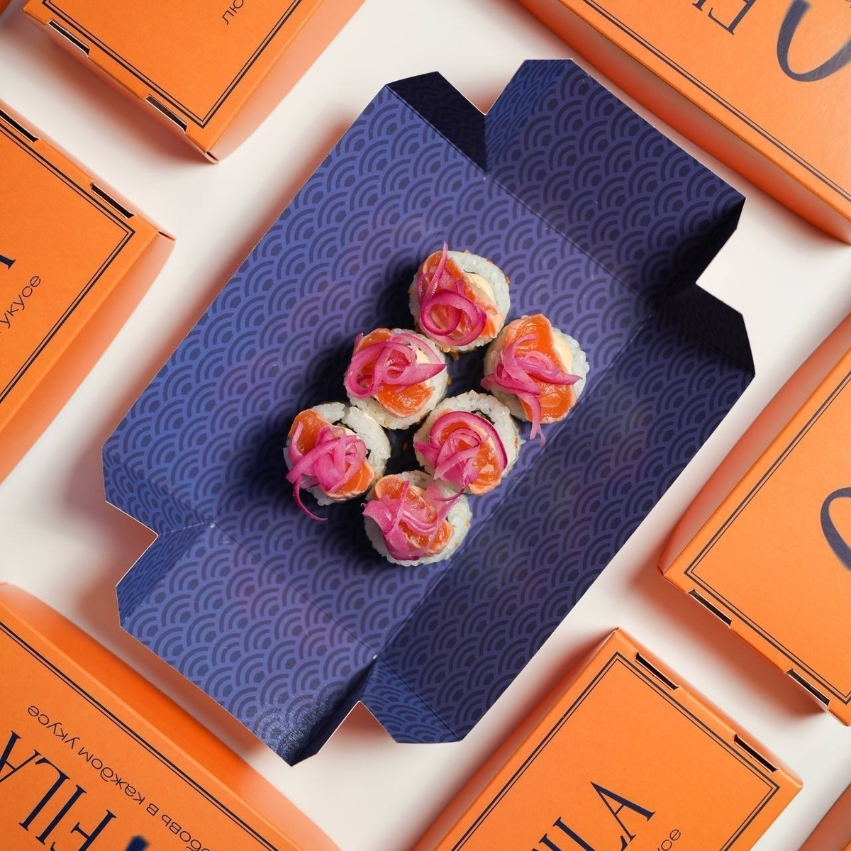 Ролл с лососем татаки