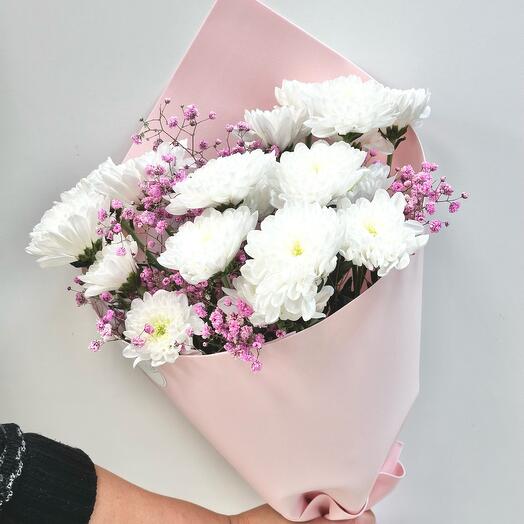 Букет-комлимент из хризантем и гипсофилы