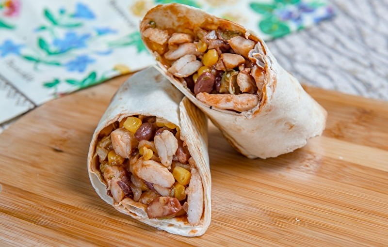 Буррито с курицей и кукурузой