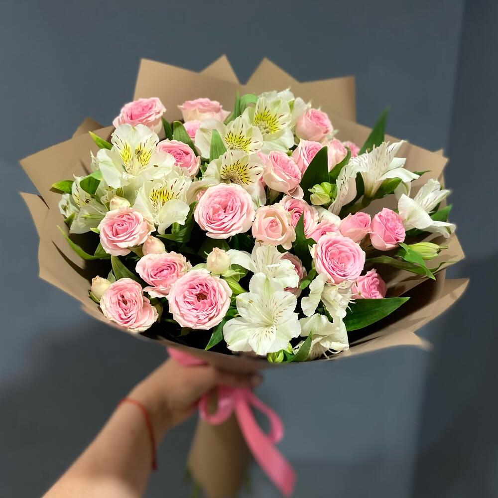 Букет из кустовых роз и альстромерий