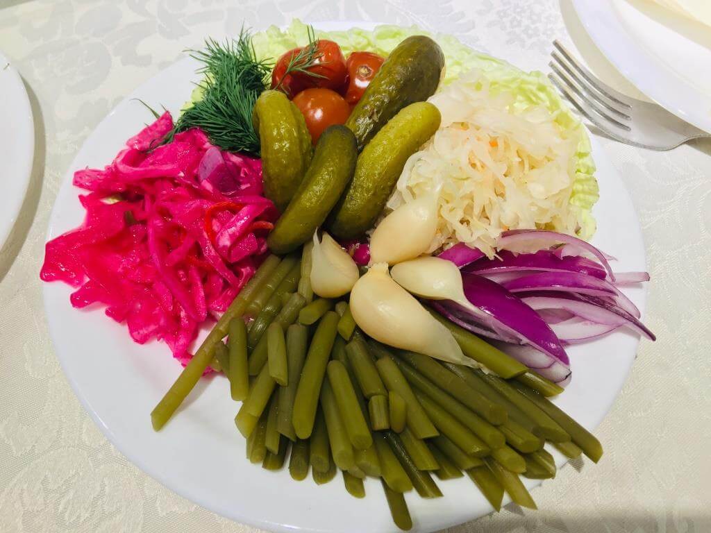 Тарелка с разносолами