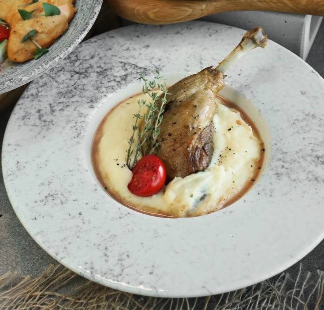 Утиная ножка конфи с картофельным пюре под соусом демиглас