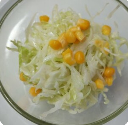 Салат с капусточкой и кукурузой