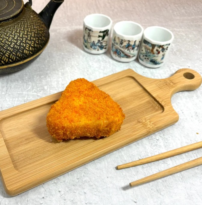 Жареный онигири бекон, курица