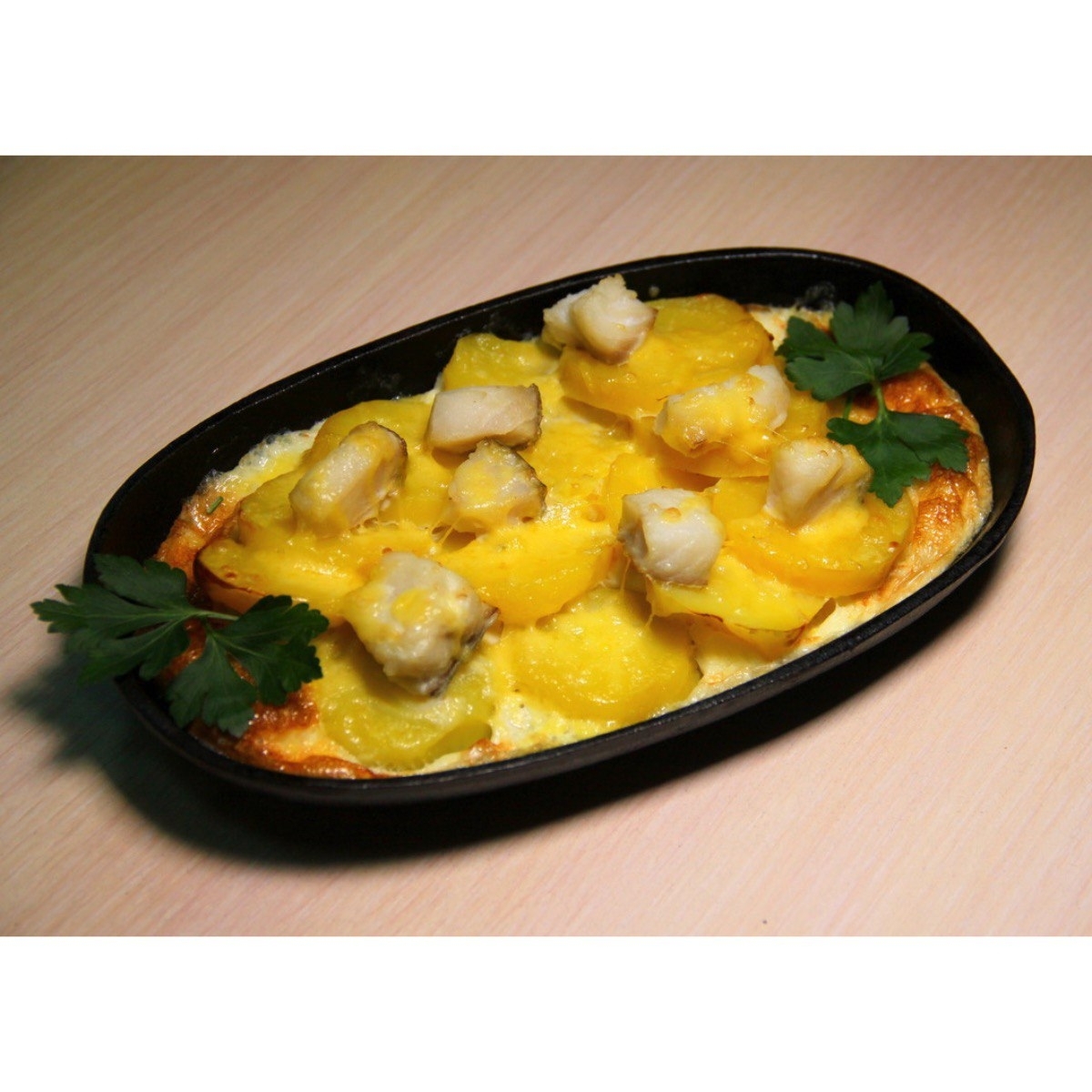 Треска с картофелем, сыром и яйцом