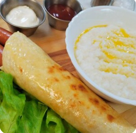 Завтрак с кашей и сосисками в лаваше