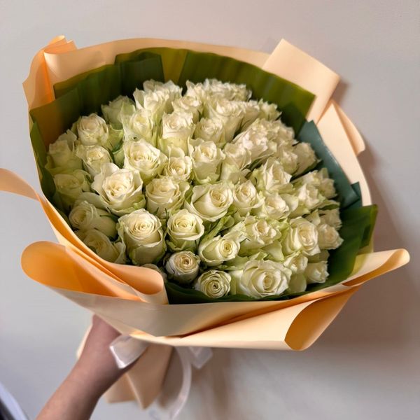 101 белой кенийской розы в упаковке