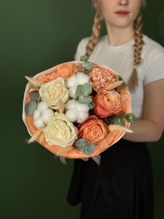 Букет с розами Кахала ,белыми эквадорскими розами ,эвкалиптом и хлопком