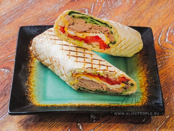 Шаурма в пшеничной лепешки с жаренным тунцом фри