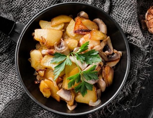 Жареный картофель с луком и грибами